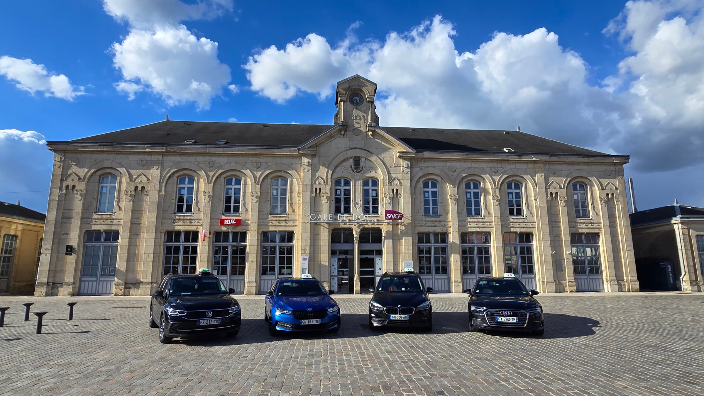 Taxis du Grand Dole devant la gare de Dole